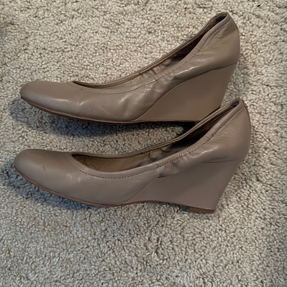 Vince Camuto, wedge, taupe, size 9.5. - Picture 2 of 5